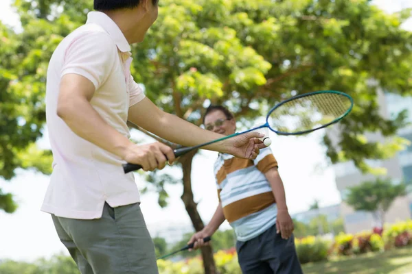 成人男子打羽毛球与他的父亲 — 图库照片