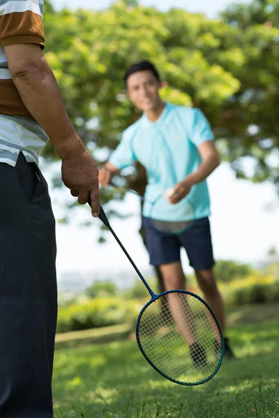 Genç Çocuk Babası Şehir Parkı Ile Badminton Oynamaya — Stok fotoğraf