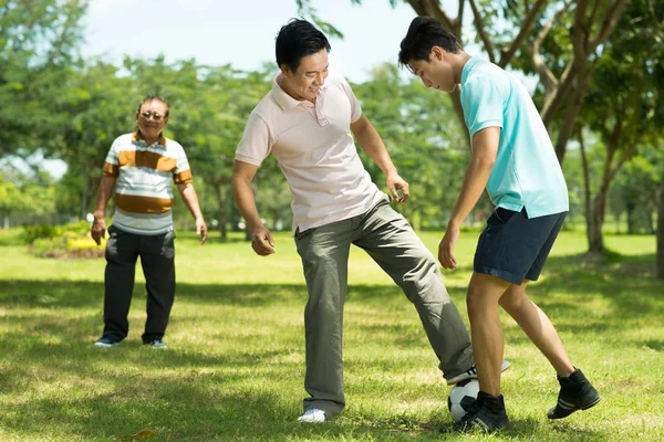 Famiglia Vietnamita Che Gioca Calcio Nel Parco Locale — Foto Stock