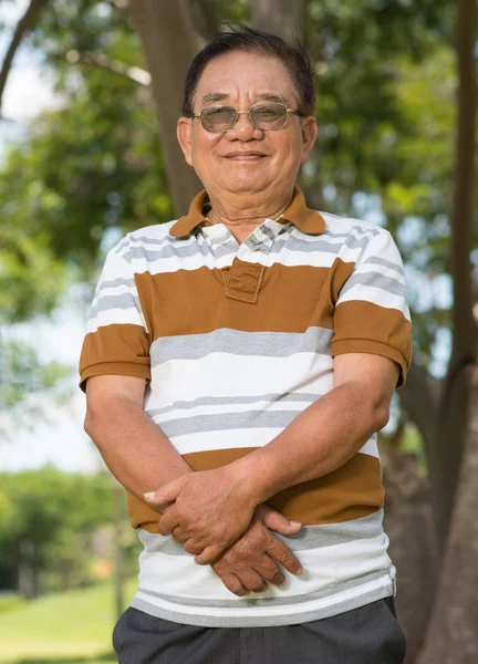 Retrato Homem Idoso Alegre Óculos Sorrindo Olhando Para Câmera — Fotografia de Stock