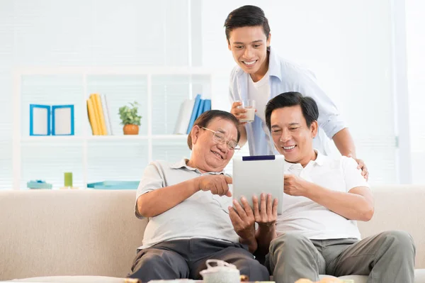 Adolescente Seu Pai Avô Assistindo Algo Interessante Computador Tablet — Fotografia de Stock