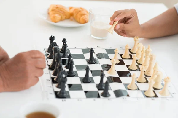 Jogador Xadrez Fazendo Movimento Com Peão Branco — Fotografia de Stock