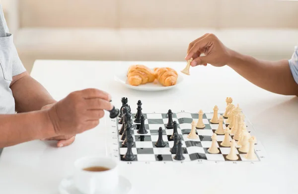 Tonåring Och Hans Farfar Spelar Schack Tillsammans — Stockfoto