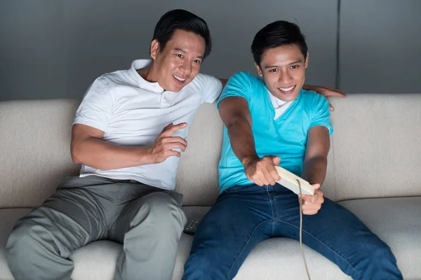 Father Giving Advice His Son Playing Video Game Sofa Home — Stock Photo, Image