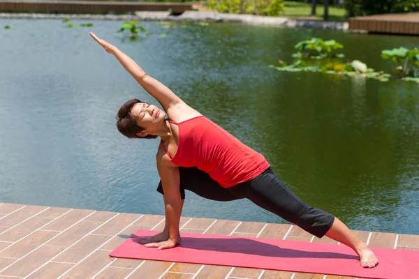 Japanisch Reif Frau Genießen Morgen Yoga Draußen — Stockfoto
