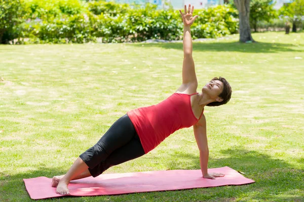 Middle Aged Japanese Woman Performing Side Plank Outdoors — Stock Photo, Image