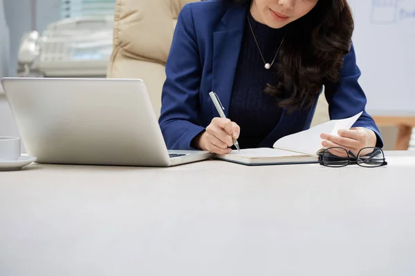 Asiatiska Affärskvinna Anteckningar Vid Bord Med Laptop Office — Stockfoto