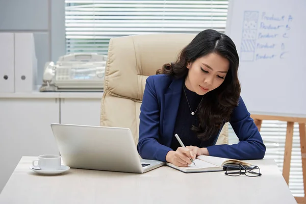 Asiatiska Affärskvinna Anteckningar Vid Bord Med Laptop Office — Stockfoto