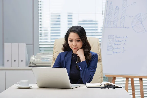 Entrepreneur Asiatique Assis Bureau Travaillant Avec Ordinateur Portable Intérieur Bureau — Photo