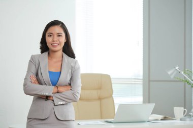 Ofisinde emin gülümseyen girişimci portresi