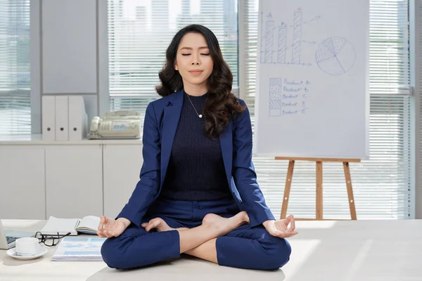 Businesswoman Practicing Yoga Meditation — Stock Photo, Image