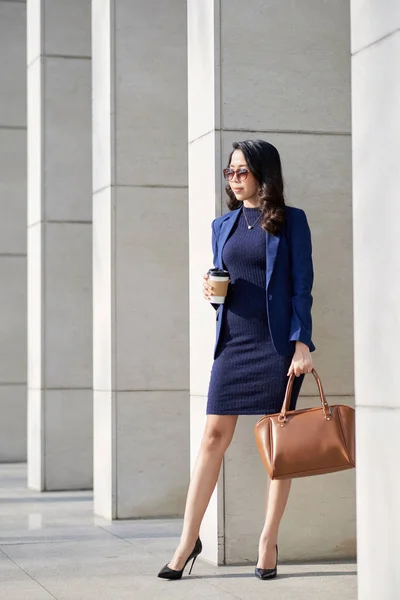 Retrato Larga Duración Joven Empresario Atractivo Con Gafas Sol Fachada —  Fotos de Stock