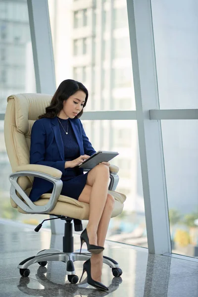 Αυτοπεποίθηση Ασίας Επιχειρηματίας Χρησιμοποιώντας Ψηφιακό Tablet Και Κάθεται Στην Πολυθρόνα — Φωτογραφία Αρχείου