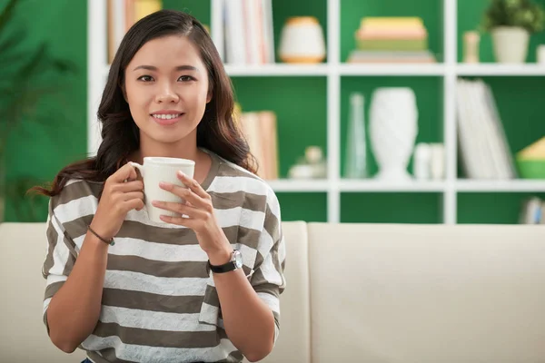 美丽的亚洲年轻女子的肖像与杯咖啡在家里 — 图库照片