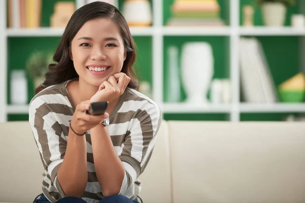 Mooie Jonge Aziatische Vrouw Thuis Kijken — Stockfoto