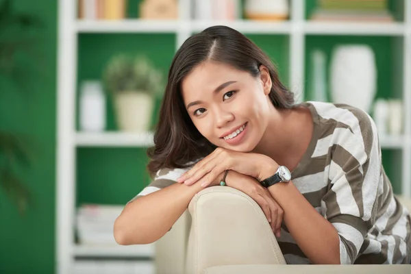 Aantrekkelijke Aziatische Jonge Vrouw Laat Rusten Haar Bank Thuis — Stockfoto