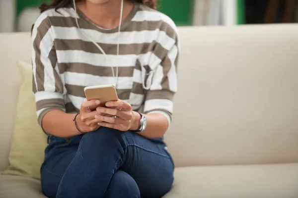 Beskuren Bild Ung Kvinna Med Smartphone Som Sitter Soffan — Stockfoto