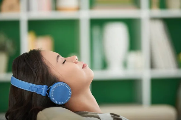 Mulher Fones Ouvido Relaxante Ouvir Música — Fotografia de Stock