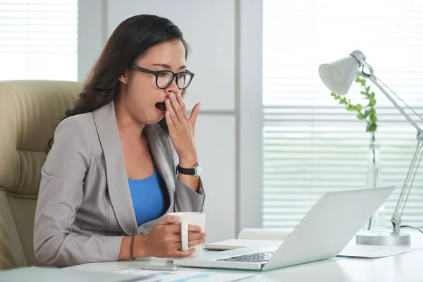 Gäspningar Kvinna Entreprenör Sitter Framför Öppnade Anteckningar Och Hålla Cup — Stockfoto