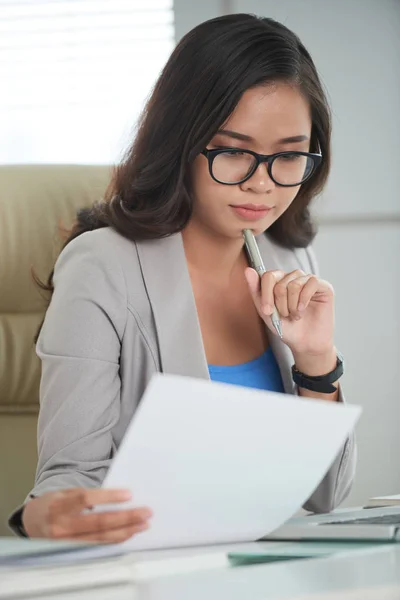 Retrato Mujer Negocios Asiática Bastante Joven Analizando Los Datos Informe —  Fotos de Stock