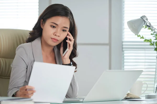 Mujer Negocios Pensativo Hablando Por Teléfono Leer Documento Papel —  Fotos de Stock