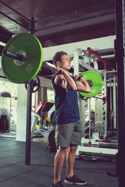 Apto Jovem Levantando Pesado Barbell Ginásio — Fotografia de Stock