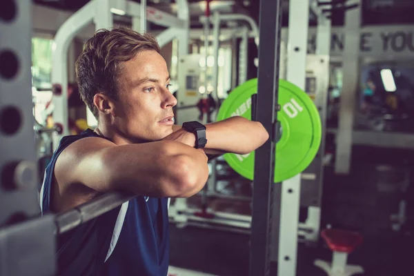 Hezký Sportovní Mladý Muž Krátkou Přestávku Zvednutí Váhy — Stock fotografie