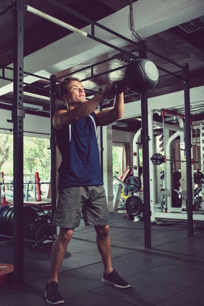 Uomo Forte Che Lavora Con Kettlebell Palestra — Foto Stock