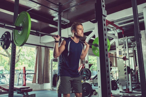 Jeune Sportif Faisant Squats Avec Haltère Lourde Dans Salle Gym — Photo