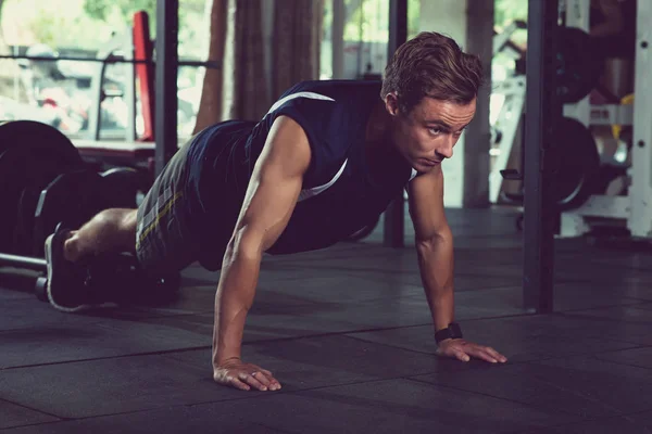 Ajuste Joven Haciendo Flexiones Gimnasio —  Fotos de Stock