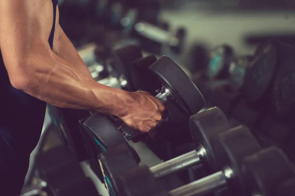 Esportista Forte Escolhendo Haltere Para Exercer Com Linha — Fotografia de Stock