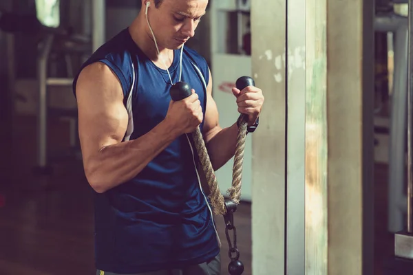 Ajuste Hombre Auriculares Haciendo Ejercicio Con Cuerda —  Fotos de Stock