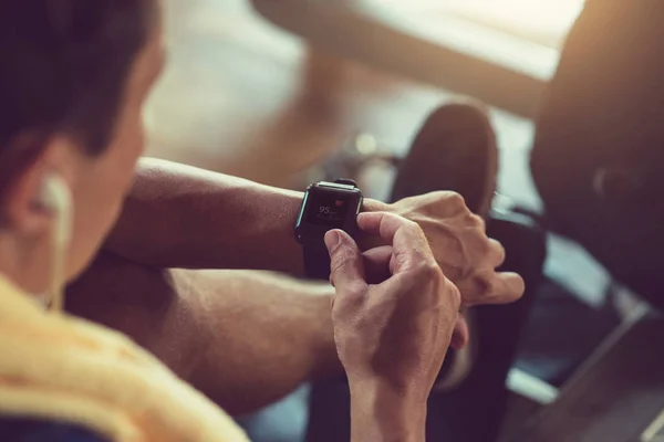 Close Beeld Van Atleet Controleren Pulse Slimme Horloge — Stockfoto