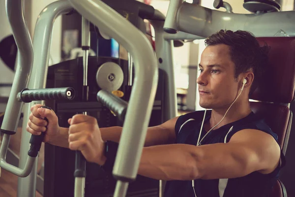 Hombre Sano Guapo Haciendo Ejercicio Simulador —  Fotos de Stock