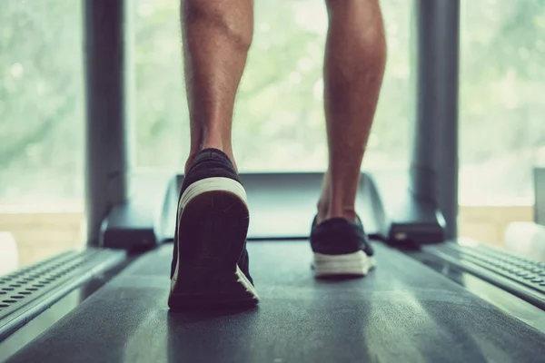 Voeten Van Man Lopen Threadmill Uitzicht Vanaf Achterkant — Stockfoto