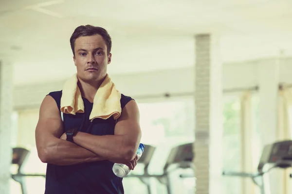 Retrato Confiante Jovem Treinador Fitness Ginásio — Fotografia de Stock