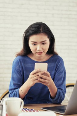 Cep telefonu kullaranarak genç girişimci Vietnamca 