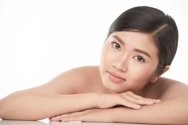 Pensive Charmante Jeune Femme Asiatique Avec Une Peau Impeccable Regardant — Photo