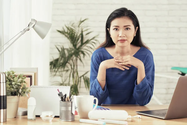 Porträtt Ung Asiatisk Entreprenör Vid Hennes Bord Office — Stockfoto