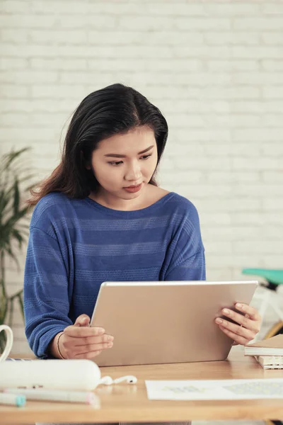 Joven Ejecutivo Negocios Vietnamita Viendo Presentación Computadora Tableta —  Fotos de Stock