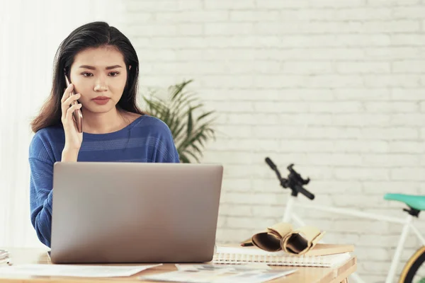 Gyönyörű Ázsiai Üzleti Hölgy Beszél Telefonon Használ Laptop — Stock Fotó