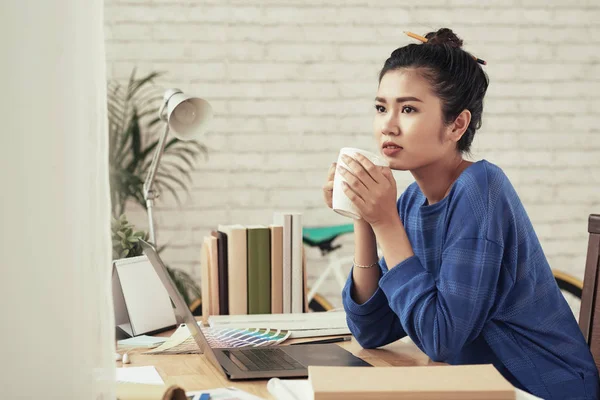 그녀의 테이블에 한잔과 잠겨있는 베트남어 프리랜서의 초상화 — 스톡 사진