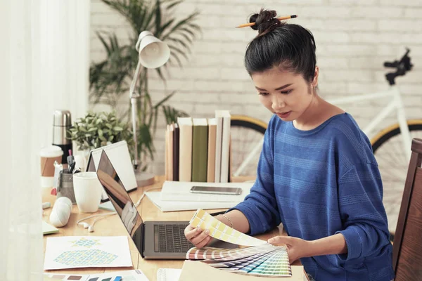 Vrij Professioneel Interieur Ontwerper Kiezen Van Kleur Uit Palet — Stockfoto