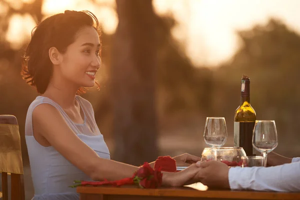 Attractive Young Woman Enjoying Romantic Date Her Loving Boyfriend — Stock Photo, Image