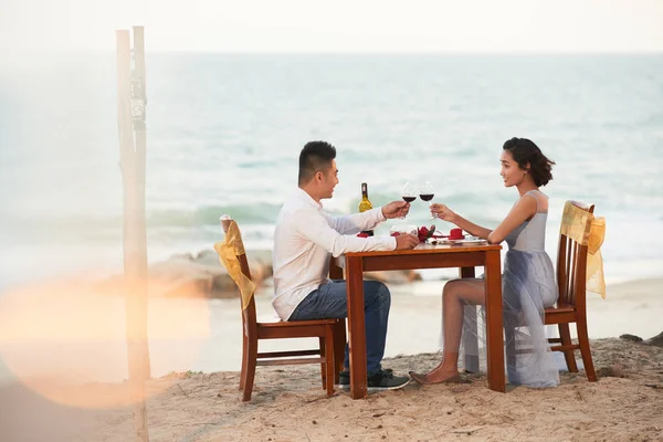 Pareja Asiática Cogida Mano Brindar Con Vino Tinto Mientras Celebra — Foto de Stock