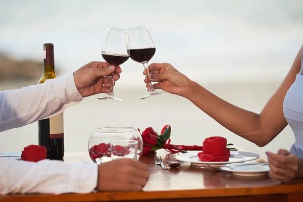 Couple Assis Table Restaurant Plage Cliquetis Verres Vin — Photo
