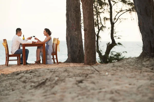 可爱的亚洲情侣无比的酒杯一起庆祝结婚纪念日在风景如画的热带岛屿海滩 — 图库照片