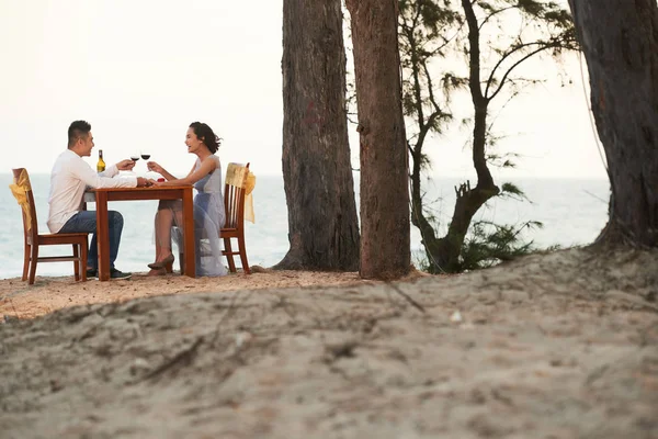 Adorável Casal Asiático Batendo Copos Vinho Juntos Enquanto Comemorava Aniversário — Fotografia de Stock