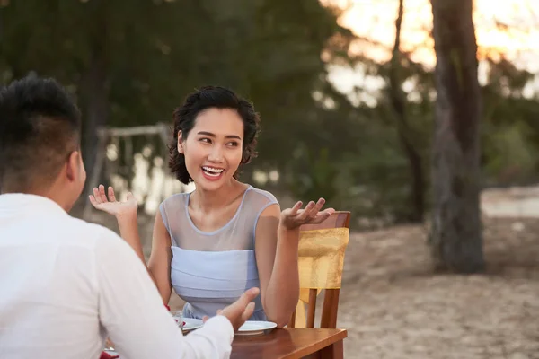 Fröhliche Asiatische Frau Die Spaß Mit Ihrem Liebevollen Freund Hat — Stockfoto