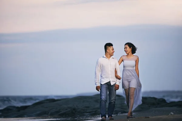 Amante Casal Asiático Andando Longo Costa — Fotografia de Stock